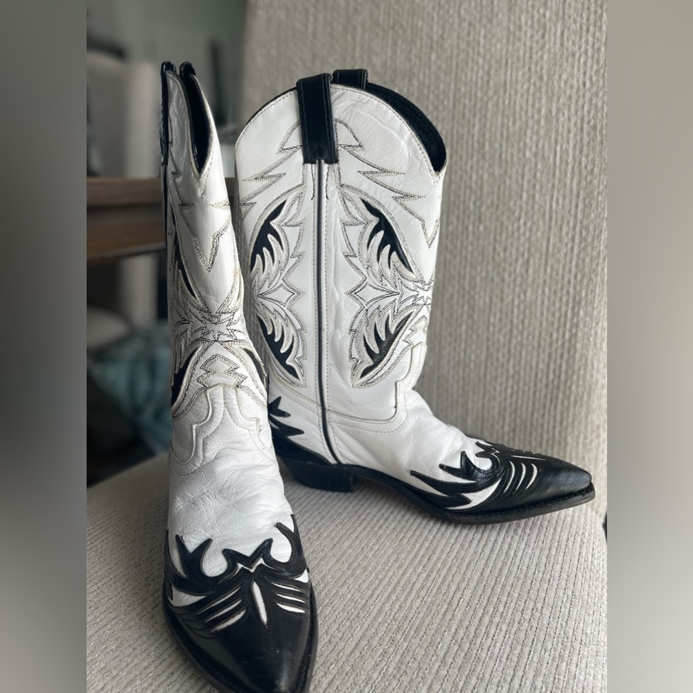 Women’s Justin Cowboy Boots - size 6.5